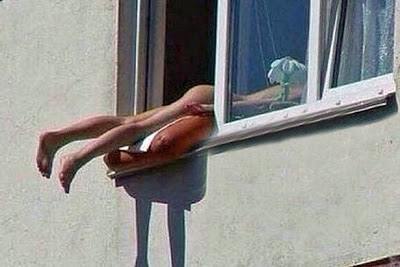 Đời sống - Hàng xóm đỏ mặt vì thiếu nữ mặc bikini hở hang phơi mình trên cửa sổ