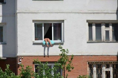Đời sống - Hàng xóm đỏ mặt vì thiếu nữ mặc bikini hở hang phơi mình trên cửa sổ (Hình 2).