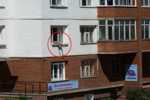 Đời sống - Hàng xóm đỏ mặt vì thiếu nữ mặc bikini hở hang phơi mình trên cửa sổ (Hình 3).