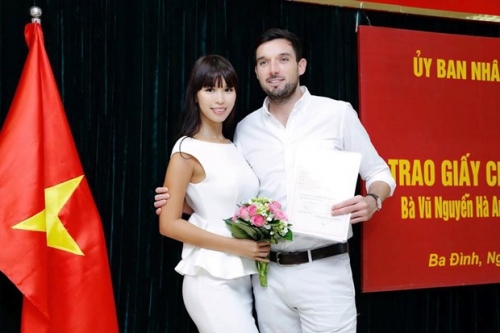 Giải tr&iacute; - H&agrave; Anh chia sẻ niềm vui khi nhận giấy chứng nhận kết h&ocirc;n