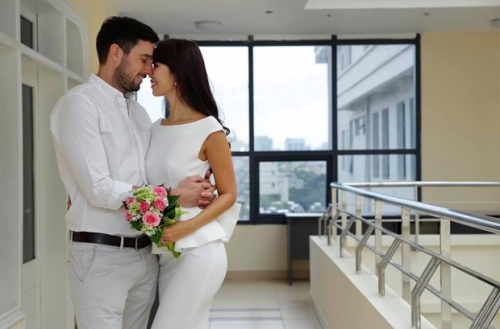 Giải tr&iacute; - H&agrave; Anh chia sẻ niềm vui khi nhận giấy chứng nhận kết h&ocirc;n (H&igrave;nh 2).