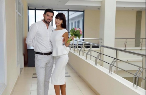 Giải tr&iacute; - H&agrave; Anh chia sẻ niềm vui khi nhận giấy chứng nhận kết h&ocirc;n (H&igrave;nh 3).