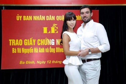 Giải tr&iacute; - H&agrave; Anh chia sẻ niềm vui khi nhận giấy chứng nhận kết h&ocirc;n (H&igrave;nh 4).