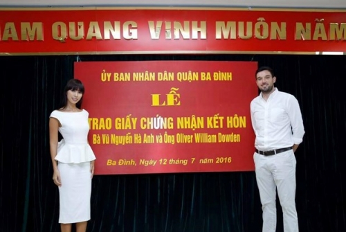 Giải tr&iacute; - H&agrave; Anh chia sẻ niềm vui khi nhận giấy chứng nhận kết h&ocirc;n (H&igrave;nh 5).