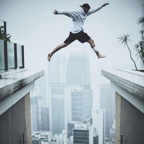 Giải tr&iacute; - Video: Nhảy từ t&ograve;a nh&agrave; chọc trời n&agrave;y sang t&ograve;a nh&agrave; chọc trời kh&aacute;c