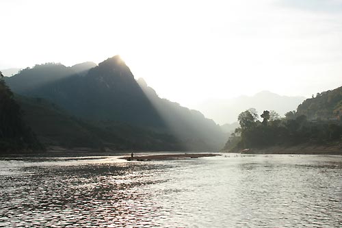 Pháp luật - Đi vòng tránh CSGT, lật thuyền 4 người thương vong (Hình 2).