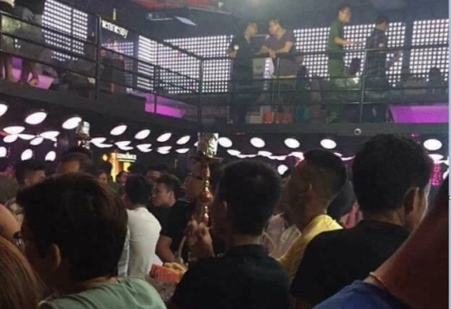 Pháp luật - Công an đột kích quán bar lớn tại Thanh Hóa, bắt hàng chục dân chơi (Hình 2).