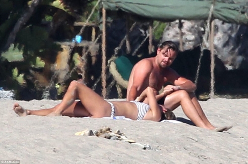 Giải trí - Leonardo DiCaprio công khai hôn bạn gái kém 17 tuổi ở bãi biển (Hình 2).
