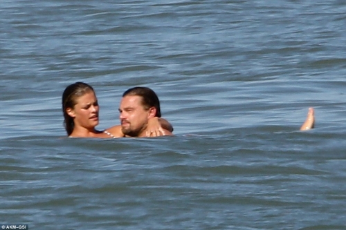 Giải trí - Leonardo DiCaprio công khai hôn bạn gái kém 17 tuổi ở bãi biển (Hình 4).
