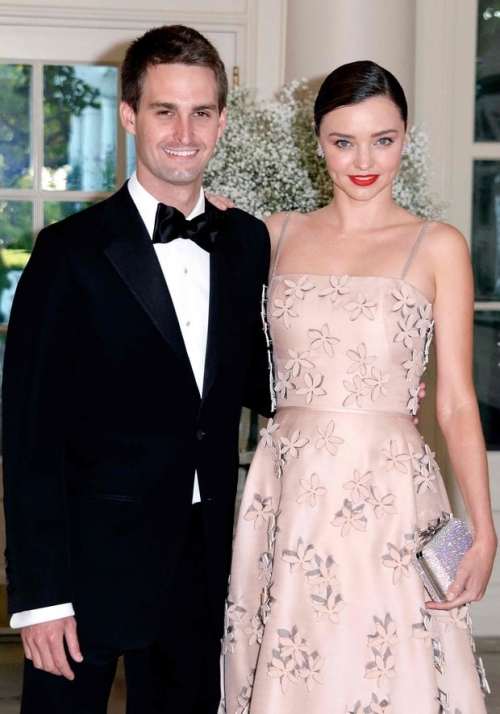 Giải trí - Miranda Kerr khoe nhẫn đính hôn với bạn trai tỉ phú kém tuổi (Hình 2).