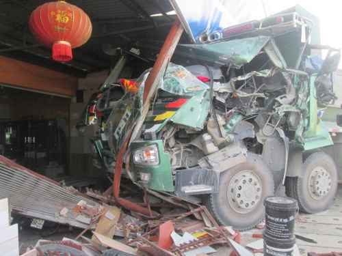 Xã hội - Xe tải bất ngờ mất lái đâm vào nhà dân, hai người bị thương nặng