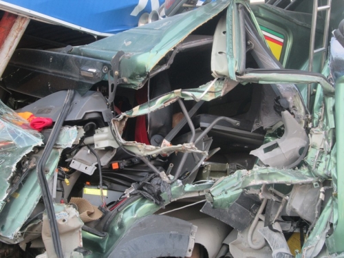 Xã hội - Xe tải bất ngờ mất lái đâm vào nhà dân, hai người bị thương nặng (Hình 2).