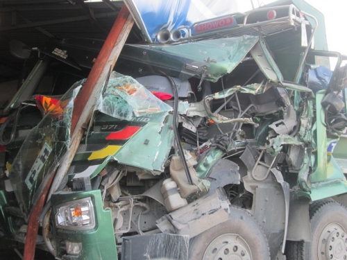 Xã hội - Xe tải bất ngờ mất lái đâm vào nhà dân, hai người bị thương nặng (Hình 3).