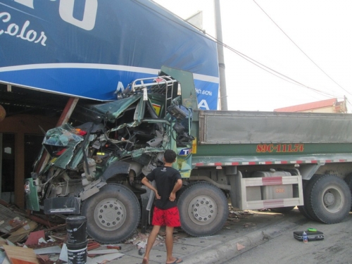 Xã hội - Xe tải bất ngờ mất lái đâm vào nhà dân, hai người bị thương nặng (Hình 4).