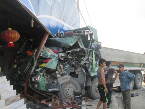 Xã hội - Xe tải bất ngờ mất lái đâm vào nhà dân, hai người bị thương nặng (Hình 5).