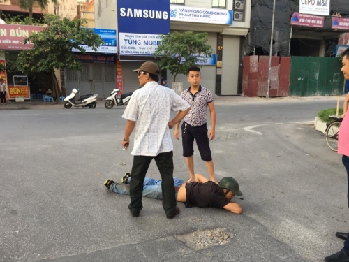 Pháp luật - Hà Nội: Trộm chó giữa vườn hoa, 2 'cẩu tặc' bị CSGT tóm sống (Hình 3).