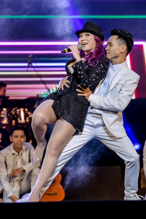 Giải trí - Mỹ Tâm cười tít mắt vì lần đầu hát Ước gì bên 'bộ ba trai đẹp' (Hình 4).