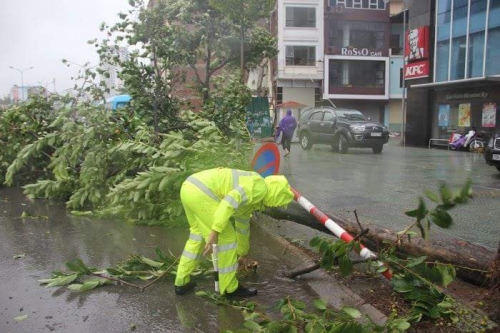 Xã hội - Lực lượng CSGT Hà Nội căng mình điều tiết giao thông trong mưa bão