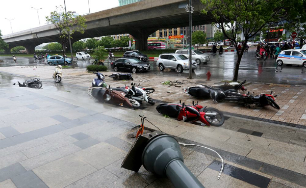 Xã hội - Hà Nội: Cẩu tháp xây dựng quay tròn trong gió bão (Hình 2).
