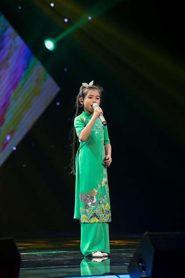 Giải trí - Giọng hát Việt nhí 2016 tập 2: Phát sốt với cậu bé vắt chân lên đầu (Hình 4).