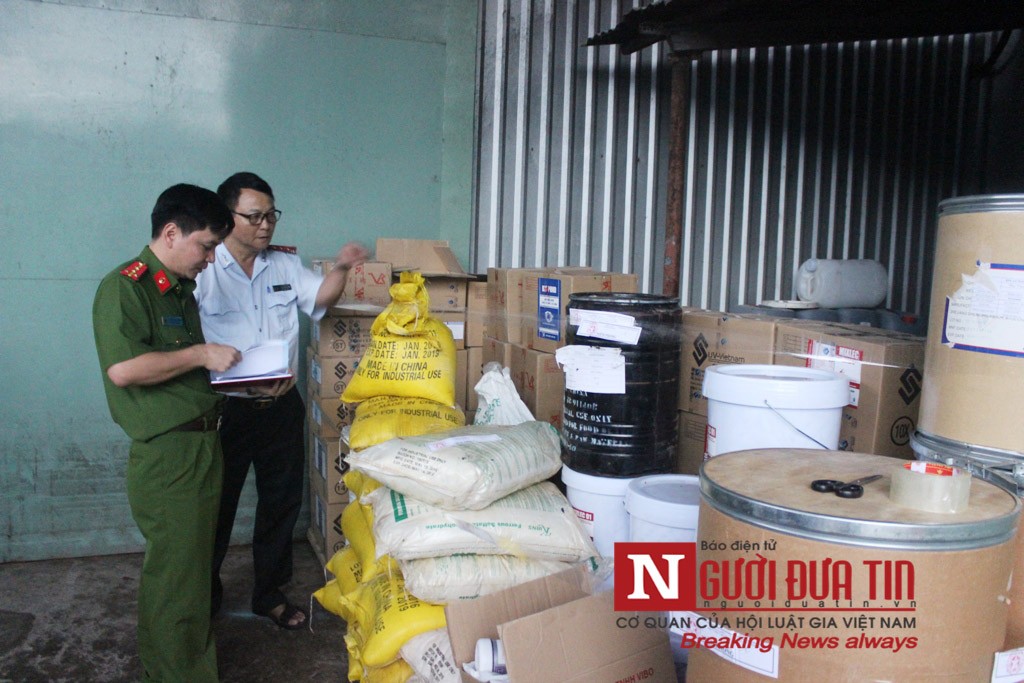 Pháp luật - Bắt gần 23 tấn thức ăn chăn nuôi thủy sản sử dụng hóa chất cấm (Hình 2).