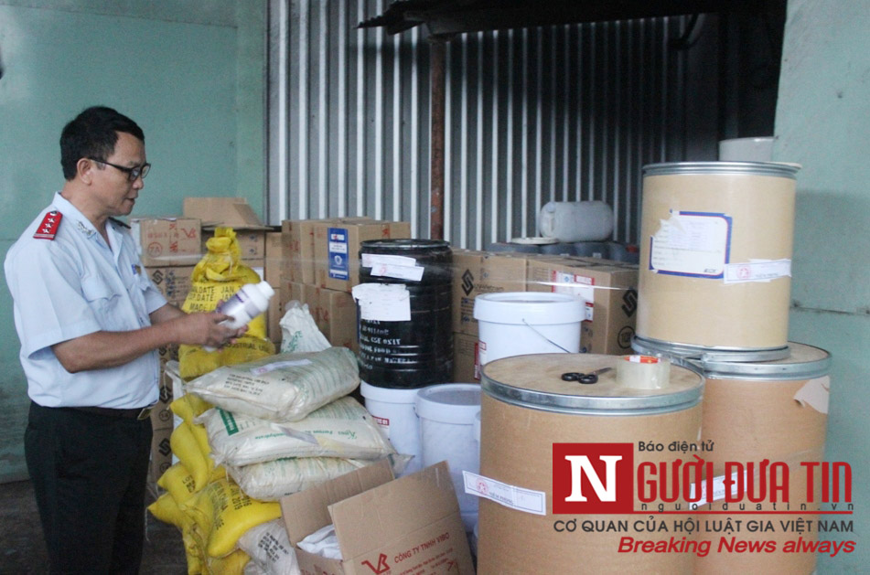 Pháp luật - Bắt gần 23 tấn thức ăn chăn nuôi thủy sản sử dụng hóa chất cấm (Hình 3).