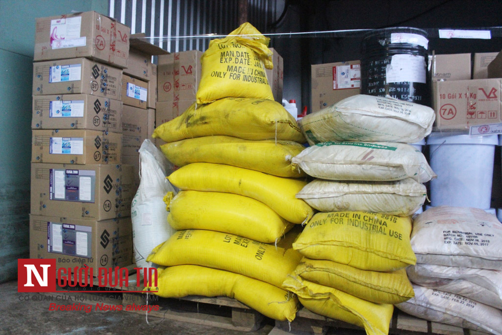 Pháp luật - Bắt gần 23 tấn thức ăn chăn nuôi thủy sản sử dụng hóa chất cấm (Hình 4).