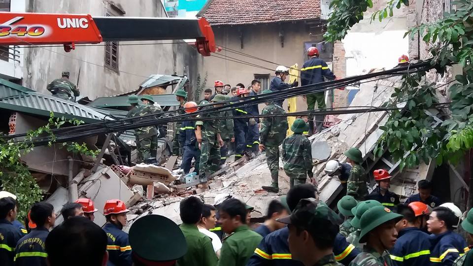 Pháp luật - Chủ tịch HN tới hiện trường vụ sập nhà 43 Cửa Bắc chỉ đạo cứu người (Hình 4).