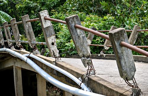 Pháp luật - Đập 7 hộp sữa bị khởi tố, phá 7 cây cầu vẫn vô can? (Hình 2).