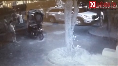 Pháp luật - Nhóm côn đồ vác kiếm, phóng lợn chém người ở quán karaoke