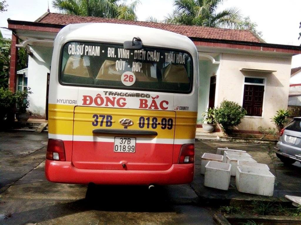 Pháp luật - Xe bus ngang nhiên vận chuyển nội tạng động vật bốc mùi hôi thối