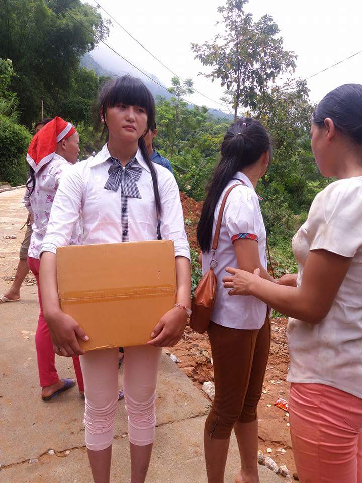 X&atilde; hội - L&agrave;o Cai: Người d&acirc;n th&ocirc;n Sủng Hoảng kh&oacute;c nức nở khi nhận h&agrave;ng cứu trợ (H&igrave;nh 2).
