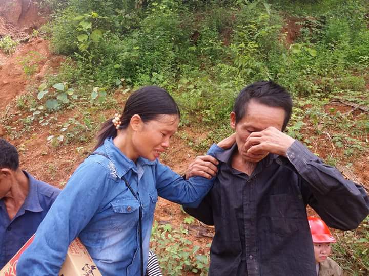 X&atilde; hội - L&agrave;o Cai: Người d&acirc;n th&ocirc;n Sủng Hoảng kh&oacute;c nức nở khi nhận h&agrave;ng cứu trợ (H&igrave;nh 5).