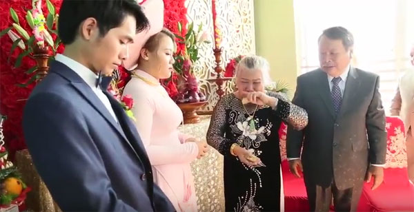 Giải trí - Bà ngoại tặng quà cưới 10 cây vàng cho cháu gái gây bão dân mạng