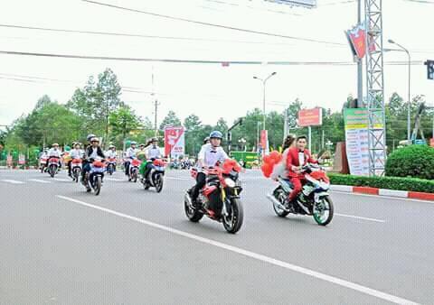 Giải tr&iacute; - Trầm trồ m&agrave;n rước d&acirc;u bằng 90 xe Exciter ở B&igrave;nh Phước (H&igrave;nh 2).