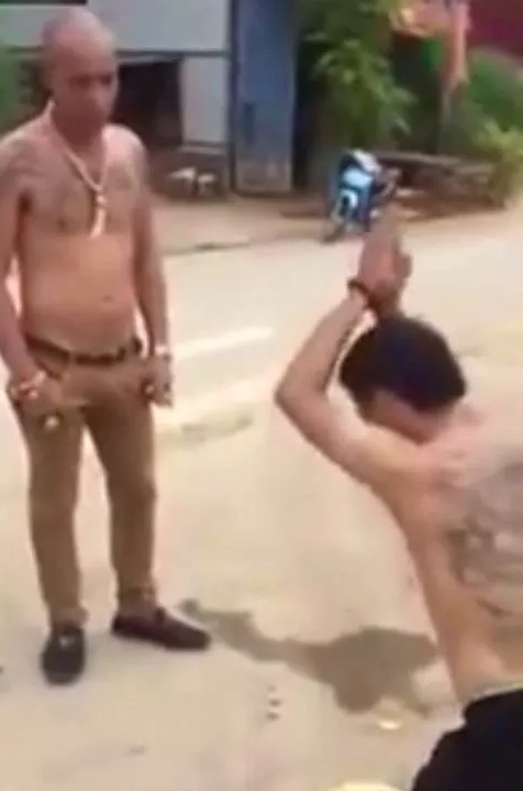 Pháp luật - Xôn xao băng xã hội đen bắt người khác quỳ trên đống phân 'tạ lỗi'