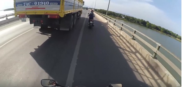 Pháp luật - Cô gái quyết tâm bám theo xe tải để... 'tránh nắng'