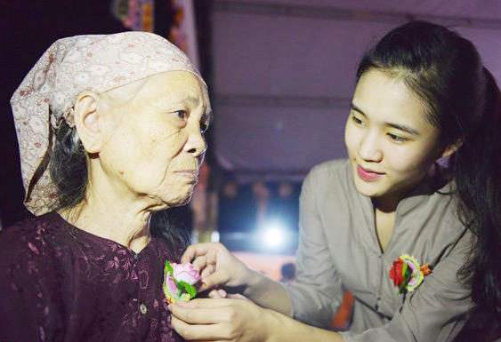 Xã hội - Lý do Vu Lan lại cài áo những bông hồng màu đỏ và trắng? (Hình 2).