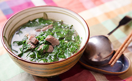 Đời sống - Vì sao bà nội trợ không nên vò nát rau ngót khi nấu canh?
