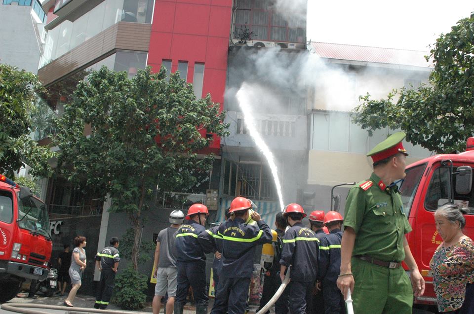 Pháp luật - Hà Nội: Cháy lớn ở nhà 4 tầng giữa trưa, nhiều người tháo chạy