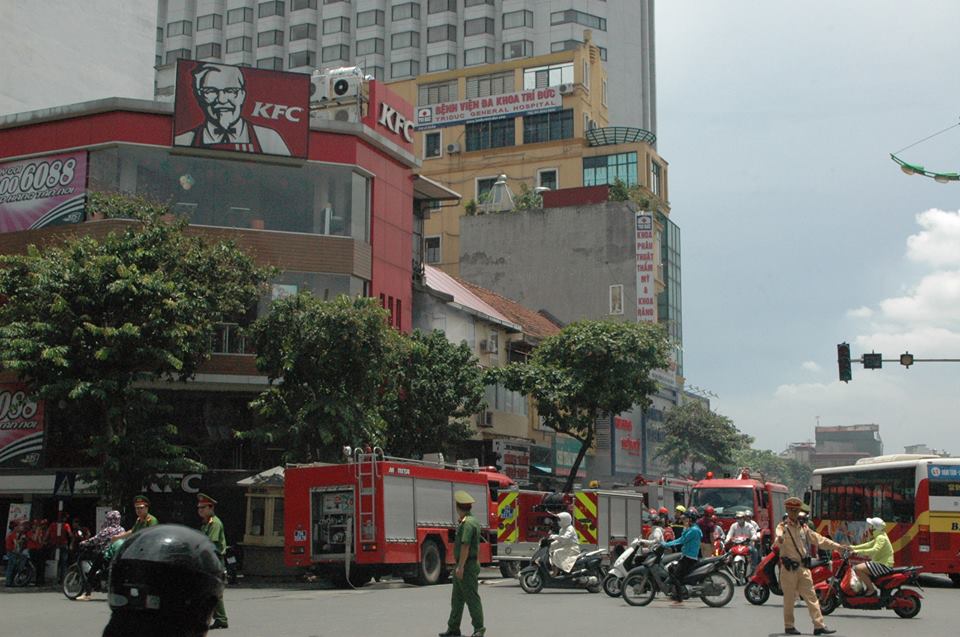 Pháp luật - Hà Nội: Cháy lớn ở nhà 4 tầng giữa trưa, nhiều người tháo chạy (Hình 3).