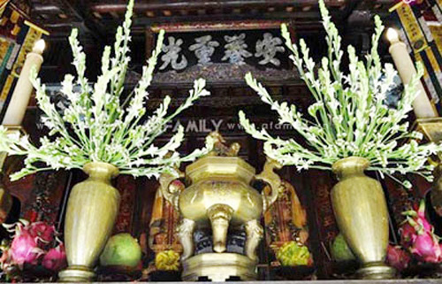 X&atilde; hội - L&yacute; do hoa huệ được mọi nh&agrave; cắm tr&ecirc;n b&agrave;n thờ trong lễ c&uacute;ng Vu Lan? (H&igrave;nh 3).