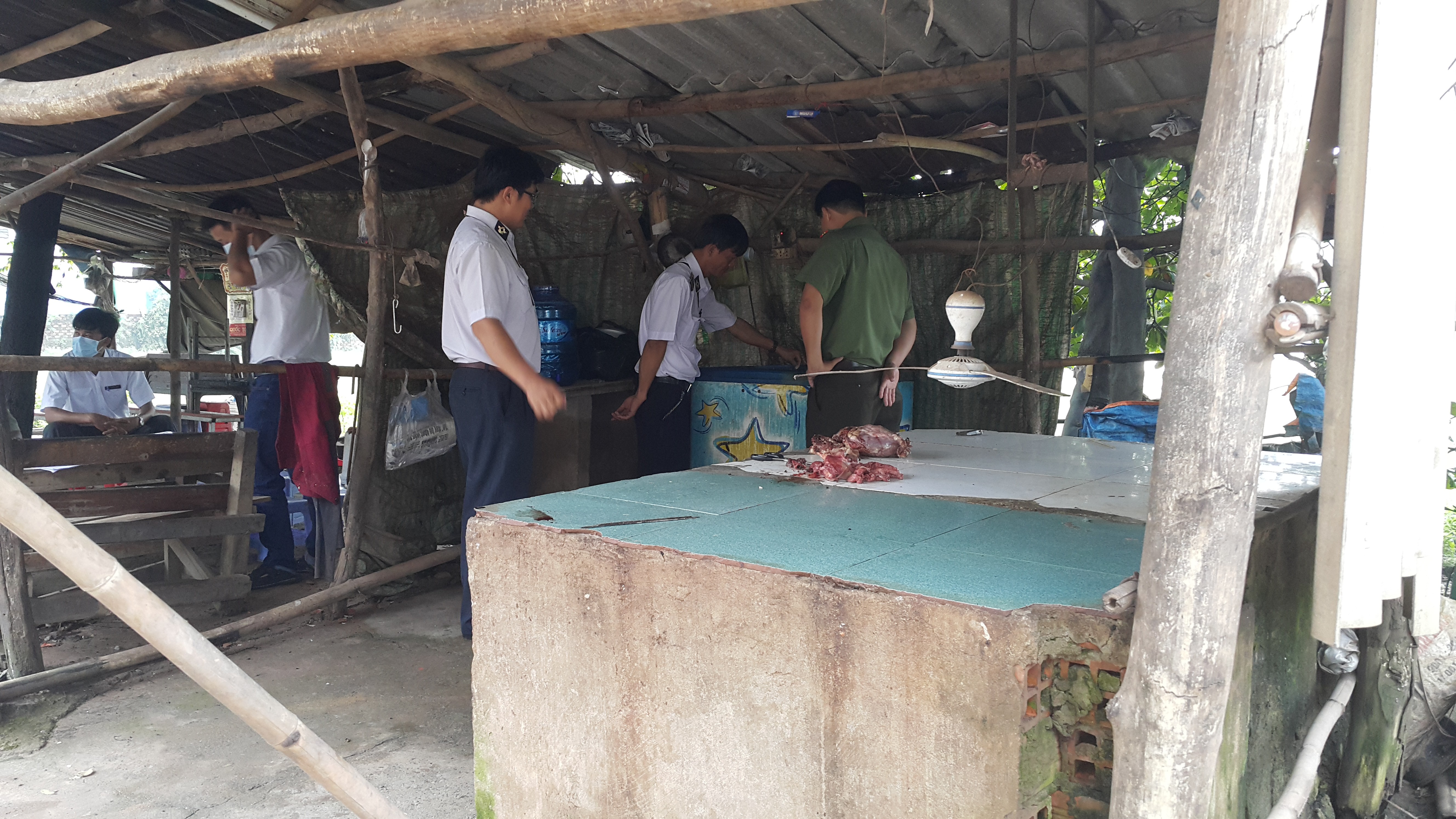 Pháp luật - Hãi hùng 'hô biến' thịt bò thối thành tươi mới bằng hóa chất
