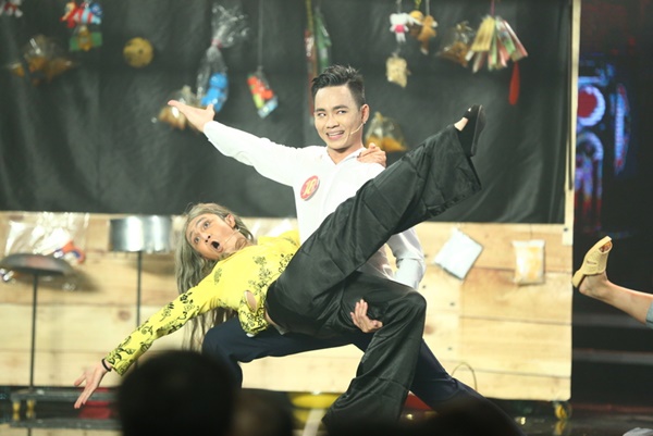 Giải trí - Cười Xuyên Việt 2016: 'Hotboy xoài lắc' Anh Tú giành quán quân (Hình 2).