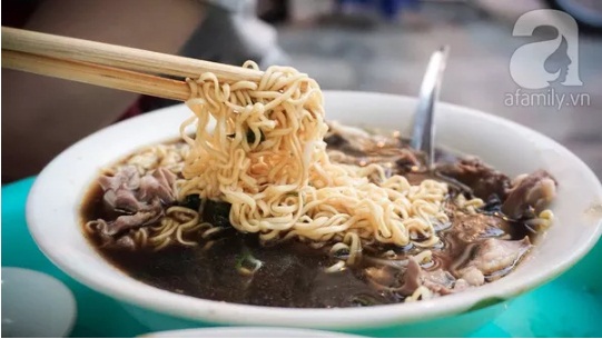 Xã hội - Chuyện kể cuối tuần bên bát mì tôm gà tần độc đáo nhất phố cổ (Hình 3).