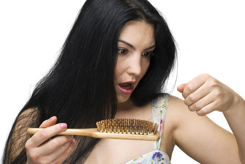 Đời sống - Cảnh b&aacute;o bệnh nguy hiểm từ chứng rụng t&oacute;c qu&aacute; nhiều (H&igrave;nh 2).