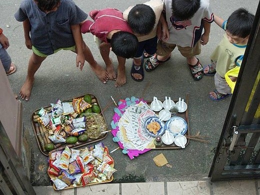 Giật luôn cả bàn cúng cô hồn, 3 thanh niên bị bắt khẩn cấp - Ảnh 2.