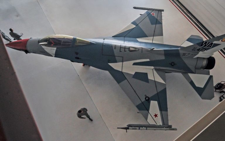 Thế giới - Không quân Mỹ đổi màu F-16 thành giống Su-35 của Nga (Hình 2).