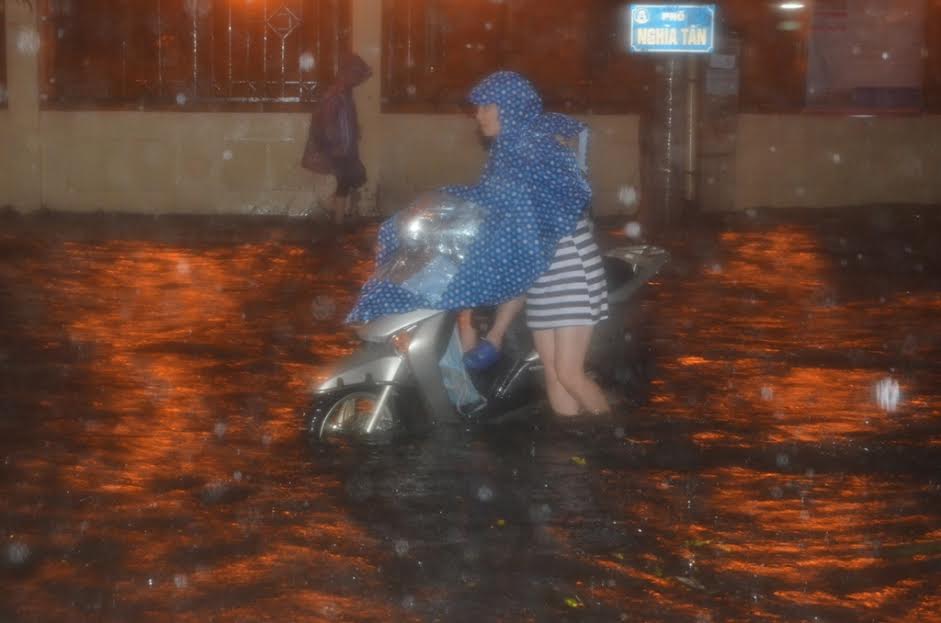Xã hội - Hà Nội: Mưa lớn, đường phố ngập nặng, hàng loạt xe chết máy