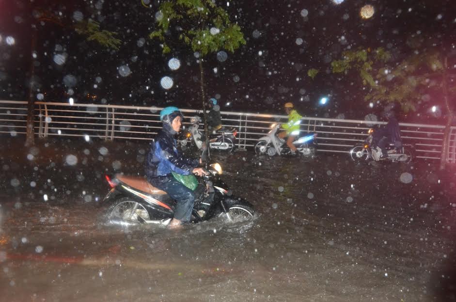 Xã hội - Hà Nội: Mưa lớn, đường phố ngập nặng, hàng loạt xe chết máy (Hình 2).